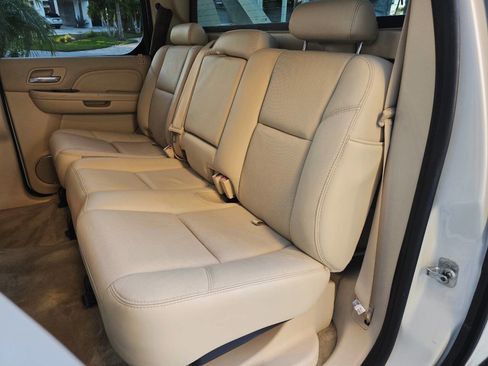 Used 2007 Cadillac Escalade EXT Base AWD 4dr Crew Cab SB w/ Information Package image 66