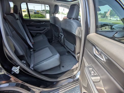 Used 2023 Jeep Grand Cherokee Laredo AWD/4WD image 13