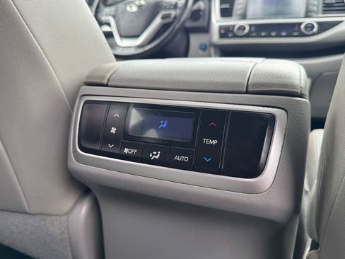 Used 2019 Toyota Highlander XLE AWD/4WD image 29