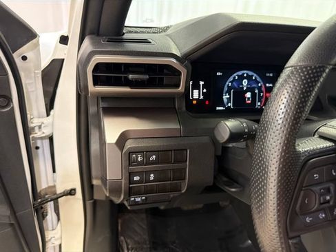 Used 2025 Toyota Tacoma SR5 AWD/4WD image 15