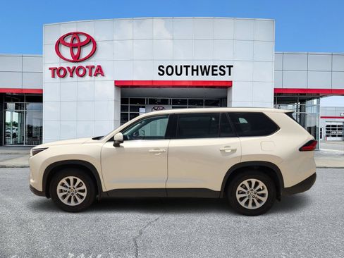 Used 2024 Toyota Grand Highlander FWD image 3