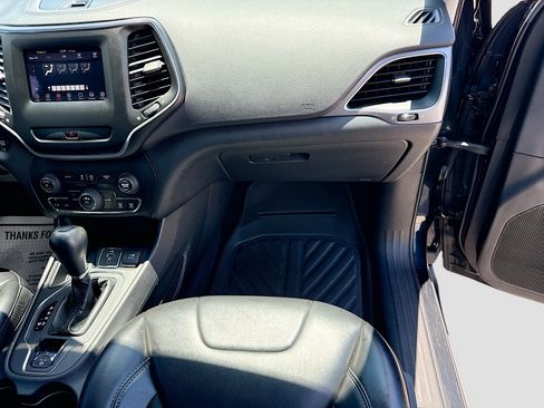 Used 2019 Jeep Cherokee Latitude Plus FWD image 16