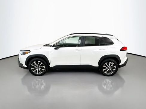 Used 2025 Toyota Corolla Cross XLE w/ Convenience Package FWD image 3