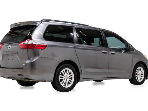Used 2017 Toyota Sienna XLE FWD image 3
