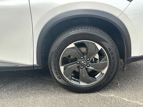 Used 2024 Nissan Rogue SV image 12