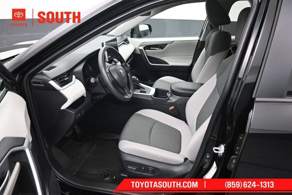 Used 2025 Toyota RAV4 XLE AWD/4WD image 9