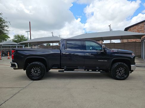 Used 2024 Chevrolet Silverado 2500 LTZ w/ LTZ Plus Package AWD/4WD image 2
