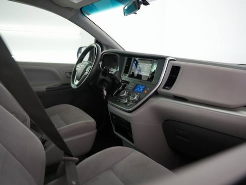 Used 2015 Toyota Sienna L image 51