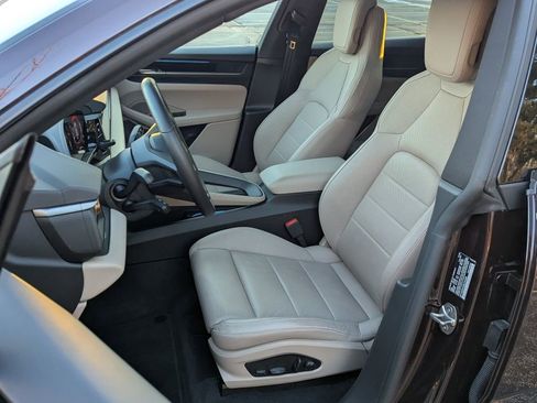 Certified 2025 Porsche Macan Electric image 5