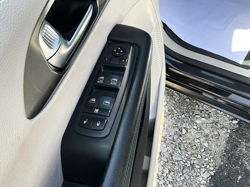 Used 2021 Chrysler Pacifica Touring-L FWD image 13