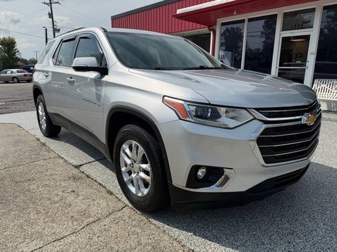 Used 2020 Chevrolet Traverse LT FWD image 2