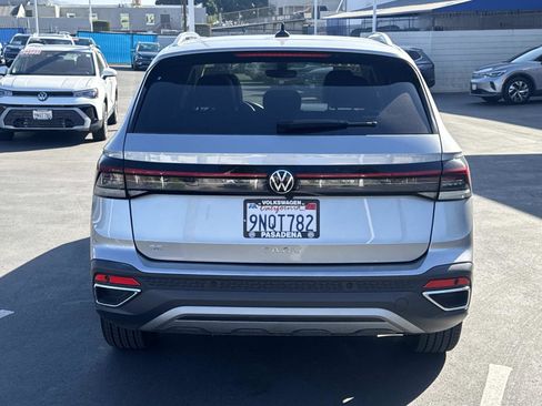 Certified 2025 Volkswagen Taos SE w/ Panoramic Sunroof Package FWD image 4