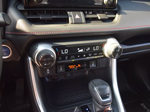 Used 2021 Toyota RAV4 SE w/ Weather & Moonroof Package AWD/4WD image 17