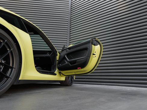 Certified 2025 Porsche 911 Carrera GTS RWD image 32