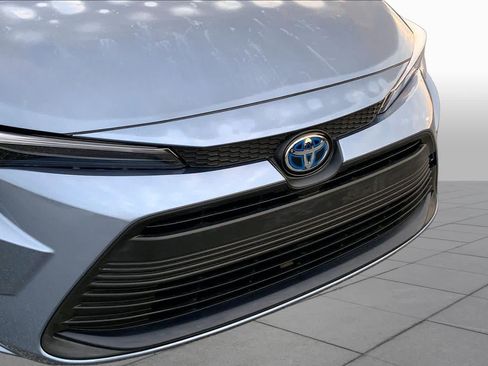Used 2025 Toyota Corolla LE FWD image 29