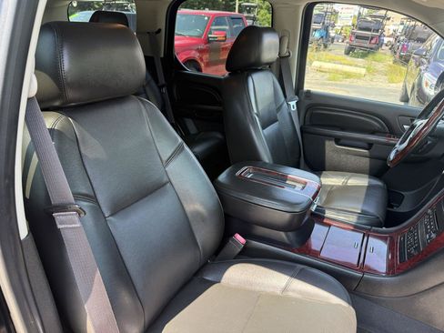 Used 2013 Cadillac Escalade Luxury AWD/4WD image 18