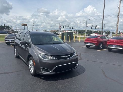 Used 2017 Chrysler Pacifica Touring-L Plus w/ Tire & Wheel Group FWD image 6