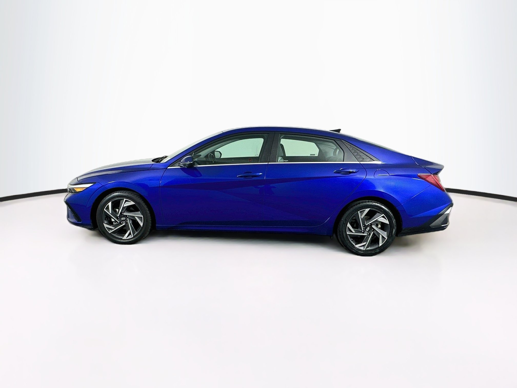 Used 2024 Hyundai Elantra Limited FWD image 4