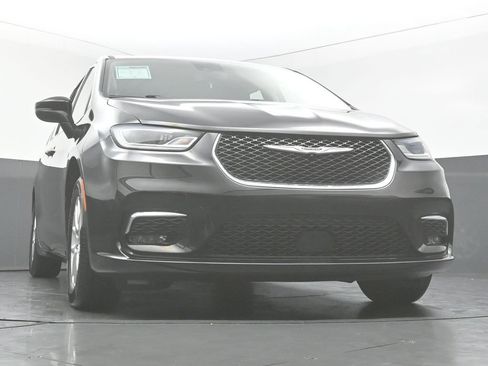 Used 2023 Chrysler Pacifica Touring-L FWD image 51