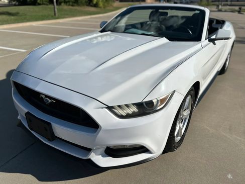 Used 2015 Ford Mustang Convertible RWD image 3