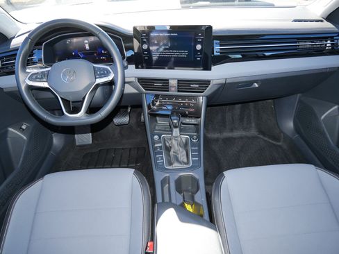 Certified 2025 Volkswagen Jetta SE w/ Sunroof Package image 10