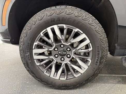 Used 2025 Chevrolet Suburban Z71 image 18