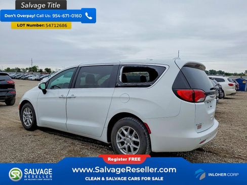 Used 2017 Chrysler Pacifica LX FWD image 3