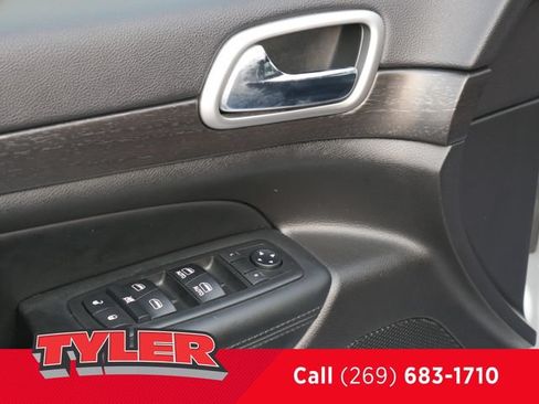 Used 2018 Jeep Grand Cherokee Altitude AWD/4WD image 19