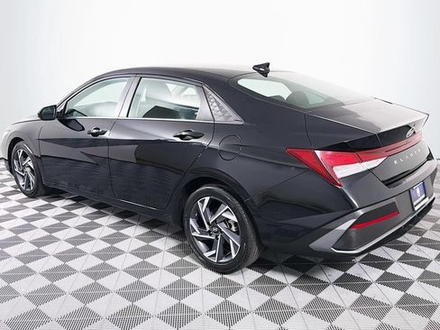 Used 2025 Hyundai Elantra SEL FWD image 8