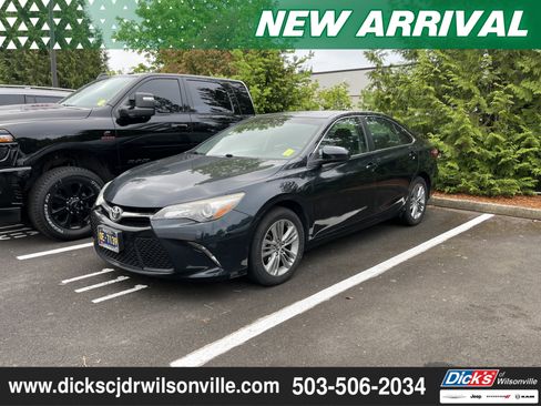 Used 2017 Toyota Camry SE FWD image 1