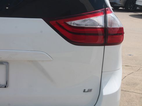 Used 2018 Toyota Sienna LE image 5