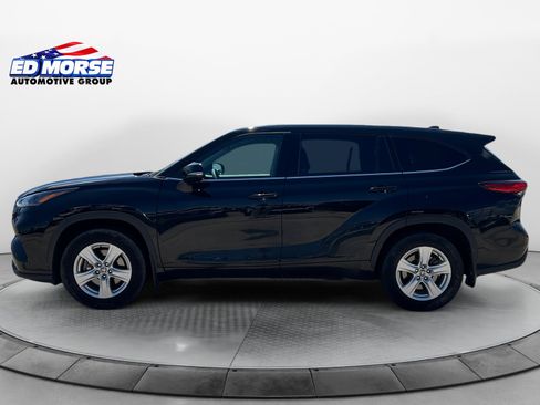 Used 2022 Toyota Highlander LE AWD/4WD image 2