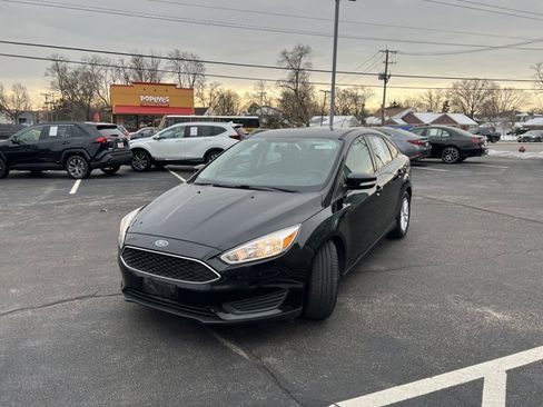 Used 2017 Ford Focus SE image 2