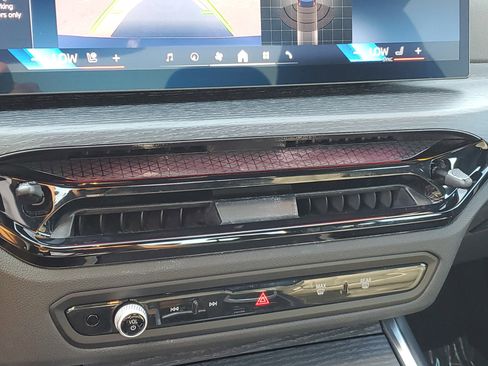 Used 2025 BMW 330i Sedan image 24