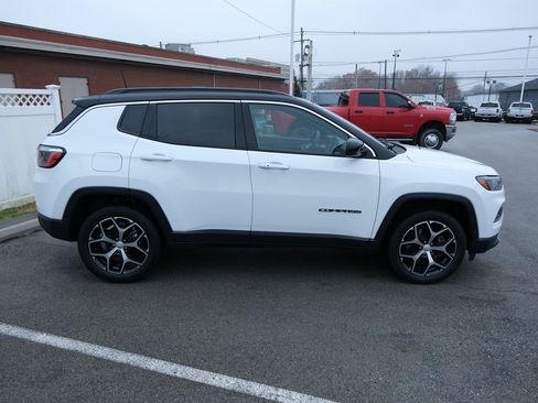Used 2024 Jeep Compass Limited image 2