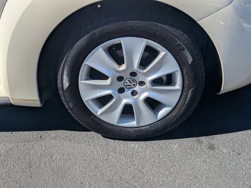 Used 2008 Volkswagen Beetle S image 9