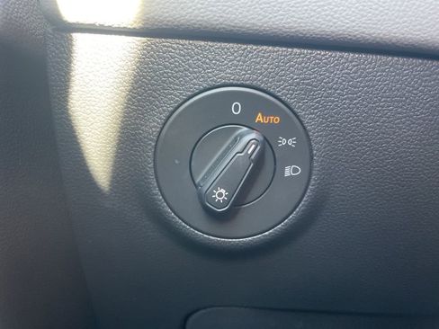 Used 2024 Volkswagen Taos SE image 28