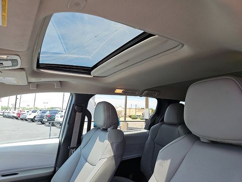 Used 2025 Toyota Sienna XLE FWD image 12