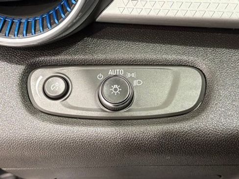 Used 2025 Chevrolet Trax LT w/ LT Convenience Package image 32