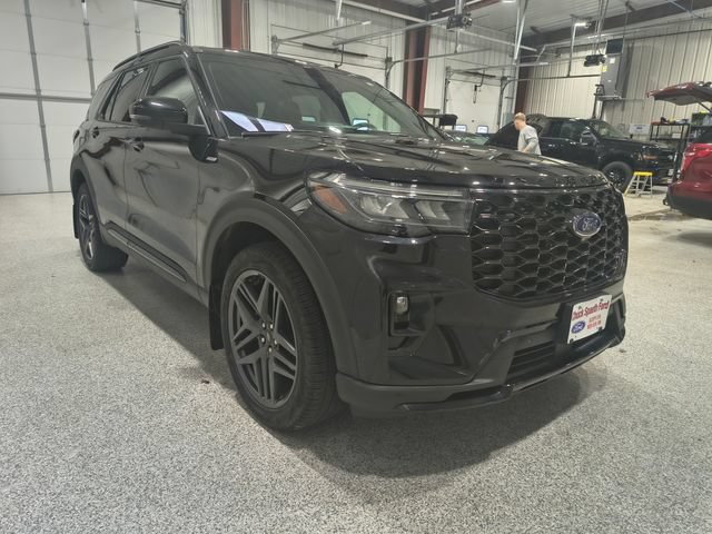 Certified 2025 Ford Explorer ST-Line w/ Premium Package AWD/4WD image 4