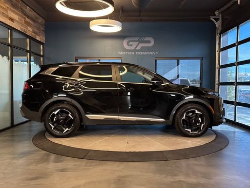 Used 2026 Kia Sportage EX FWD image 2