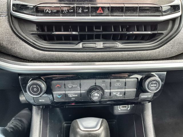 Used 2024 Jeep Compass Latitude AWD/4WD image 17