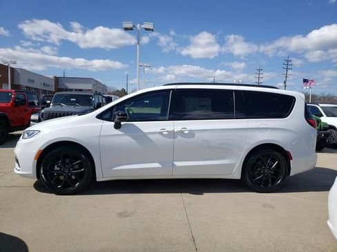 New 2026 Chrysler Pacifica Select image 3