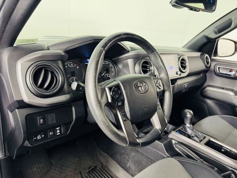 Used 2022 Toyota Tacoma TRD Off-Road AWD/4WD image 9