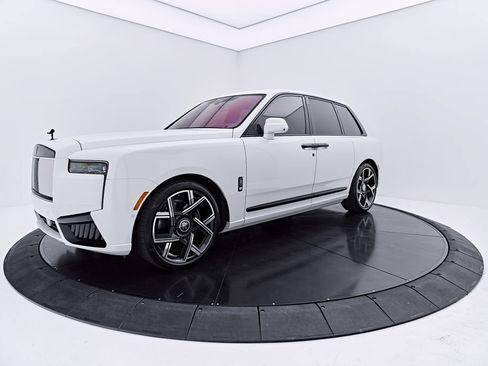 Used 2025 Rolls-Royce Cullinan Black Badge AWD/4WD image 10
