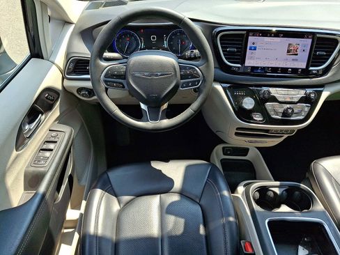 Used 2023 Chrysler Pacifica Touring-L FWD image 13