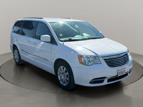 Used 2015 Chrysler Town & Country Touring FWD image 7