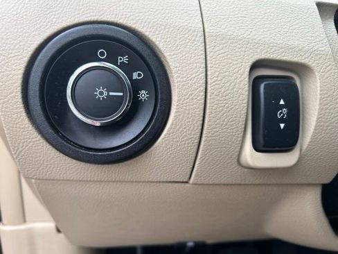 Used 2014 Ford Taurus Limited FWD image 26
