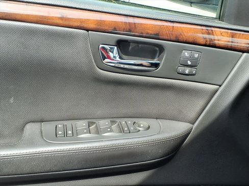 Used 2010 Cadillac DTS Premium image 24