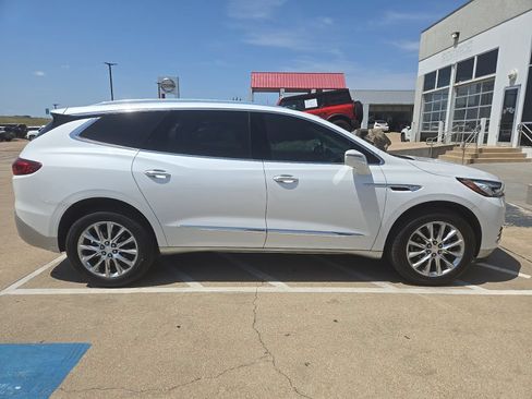 Used 2018 Buick Enclave Premium w/ Experience Buick Package FWD image 4